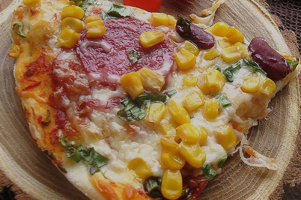 Pizza vegană cu făină integrală de sorg fără gluten